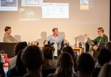 Constantin Weiss (left) and Kilian Strobl (right) discuss the idea behind the student beer Züffl with Clemens Englert (centre). Constantin Weiss (left) and Kilian Strobl (right) discuss the idea behind the student beer Züffl with Clemens Englert (centre).