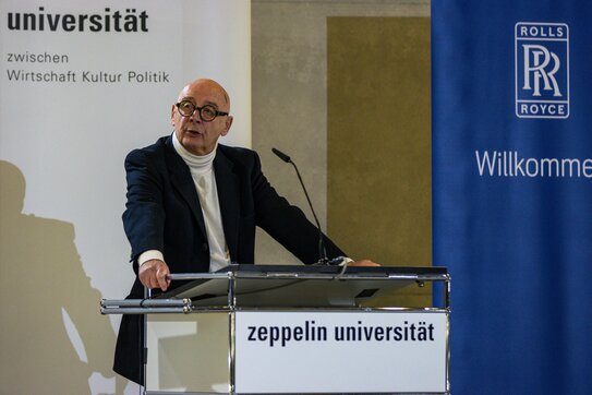 LEIZ Director Prof. Dr. Josef Wieland during welcome address (Photo: Jim Papke)