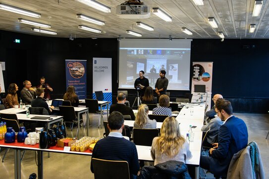 Panel discussion with Andreas Görtz (President Business Unit Sustainable at Rolls-Royce Power Systems AG), Prof. Josef Wieland (Zeppelin University), Prof. Florentina Paraschiv (Zeppelin University), Tobias Fetscher (plenum AG) and Manav Sumara (Moderator and ZU Student) (Photo: Jim Papke)