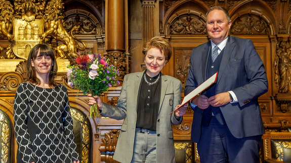 Laudatorin Prof. Dr. Cornelia Zumbusch, Preisträgerin Eva Illouz und Senator Carsten Brosda (v.l.n.r.) bei der Preisübergabe des Aby Warburg-Preises in Hamburg.