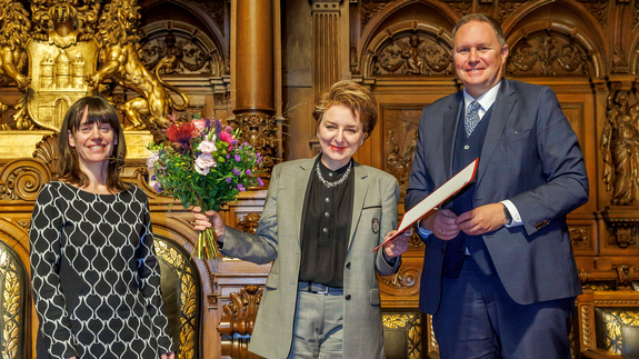 Laudatorin Prof. Dr. Cornelia Zumbusch, Preisträgerin Eva Illouz und Senator Carsten Brosda (v.l.n.r.) bei der Preisübergabe des Aby Warburg-Preises in Hamburg.