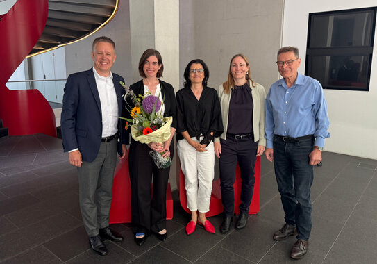 Congratulations on her election: the new ZU Managing Director Professor Dr. Stephanie Henecke (2nd from left) with ZU Foundation Board of Trustees Member Dr. Andreas Kamm, ZU President Professor Dr. Anja Achtziger, ZU Advisory Board Member Dr. Karoline Bader, and ZU Interim Managing Director Thomas Brandt (from left).