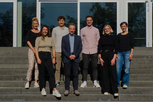 from left to right: Karin Mühl, Marieluna Frank, Jonas Harbke, Simon Koschut, Maximilian Wegener, Chiara Trautner, Julia Mehlmann und Jonathan Rauch (not on the photo) Photo: Natalie Koppenhöfer