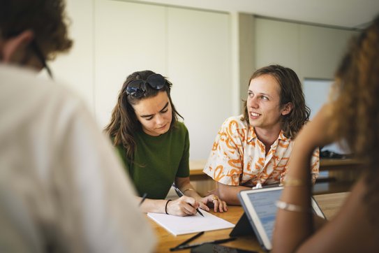 Discover a unique perspective and combine psychology, economics and politics! Photo: Ilya Mess | ZU