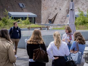 Students on the roof terrace | Photo: ZU, Anna Weber
