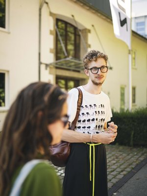 Students in front of the SMH building | Photo: ZU, Ilja Mess