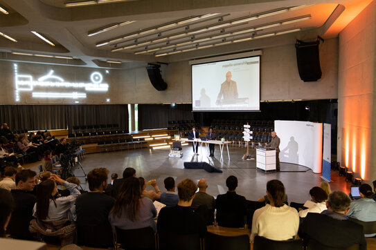 Picture ZU I Nicolas Bühringer: LEIZ Director Prof. Dr. Josef Wieland during his keynote entitled “Transcultural leadership and regio-global networks”