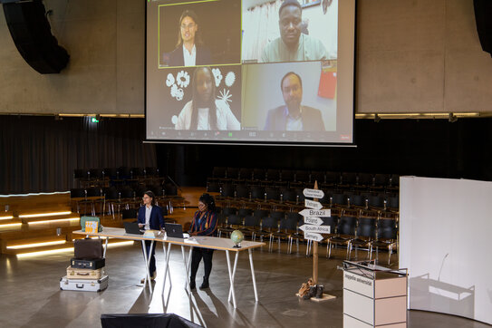 Picture ZU I Nicolas Bühringer: Panel discussion “Leading towards participatory futures” with Dr. Bayo Akomolafe, Prof. Dr. Tomasz Kamiński and Eva Kwamou Feukeu